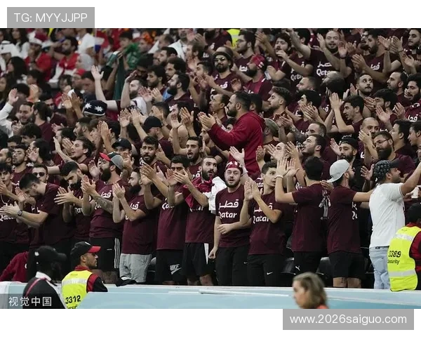 世界杯决赛现场气氛热烈，球迷们的激情与狂欢瞬间